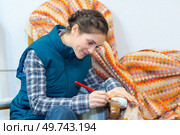 woman upholstering chair in his workshop. Стоковое фото, агентство Ingram Publishing / Фотобанк Лори