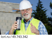 engineer builder on construction site at sunny day with coffee. Стоковое фото, агентство Ingram Publishing / Фотобанк Лори