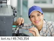 happy woman working with printing equipment. Стоковое фото, агентство Ingram Publishing / Фотобанк Лори