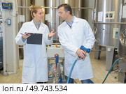 factory worker cleaning floor. Стоковое фото, агентство Ingram Publishing / Фотобанк Лори