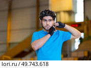 male cyclist fastens his helmet. Стоковое фото, агентство Ingram Publishing / Фотобанк Лори