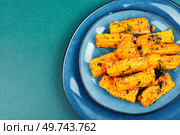Ears of corn baked with herbs. Vegetarian food, recipes. Traditional street food. Space for text.. Corn cobs grilled or baked. Стоковое фото, агентство Ingram Publishing / Фотобанк Лори