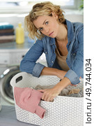 bored woman fed up with ironing. Стоковое фото, агентство Ingram Publishing / Фотобанк Лори