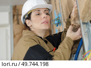 female builder holding a sign or styrofoam insulation. Стоковое фото, агентство Ingram Publishing / Фотобанк Лори