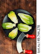Fresh green Romaine lettuce. Mini romaine lettuce salad on rustic wooden table.. Fresh green Romaine lettuce. Стоковое фото, агентство Ingram Publishing / Фотобанк Лори