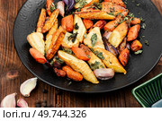Healthy homemade roasted parsnip root, carrots and garlic.. Baked parsnips on plate. Стоковое фото, агентство Ingram Publishing / Фотобанк Лори