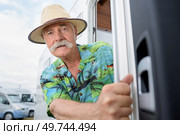 portrait of happy senior man in campervan. Стоковое фото, агентство Ingram Publishing / Фотобанк Лори