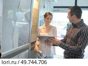 woman giving disapproving look to salesmans suggestion. Стоковое фото, агентство Ingram Publishing / Фотобанк Лори