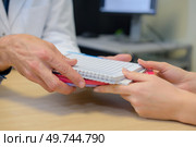 close up of handing a notebook. Стоковое фото, агентство Ingram Publishing / Фотобанк Лори