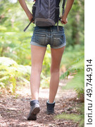 pretty blonde woman with long legs in shorts hiking. Стоковое фото, агентство Ingram Publishing / Фотобанк Лори