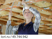 a female technician holding cables. Стоковое фото, агентство Ingram Publishing / Фотобанк Лори