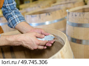 a male worker putting the label. Стоковое фото, агентство Ingram Publishing / Фотобанк Лори