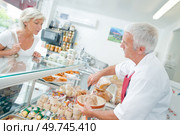 Buying meat from the butcher. Стоковое фото, агентство Ingram Publishing / Фотобанк Лори
