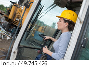 a construction worker driving digger. Стоковое фото, агентство Ingram Publishing / Фотобанк Лори
