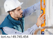 worker using laser line level. Стоковое фото, агентство Ingram Publishing / Фотобанк Лори