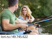 couple fishing and holding beers. Стоковое фото, агентство Ingram Publishing / Фотобанк Лори