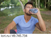 he is drinking enough water - hydratation. Стоковое фото, агентство Ingram Publishing / Фотобанк Лори