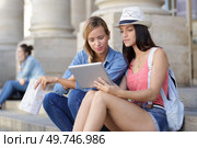 cheerful tourist female friends taking photos of themselves. Стоковое фото, агентство Ingram Publishing / Фотобанк Лори