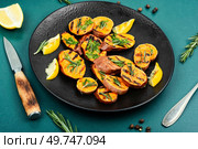 Tasty grilled sweet potato or yam pieces with olive oil and greens.. Roasted sweet potatoes on the grill. Стоковое фото, агентство Ingram Publishing / Фотобанк Лори