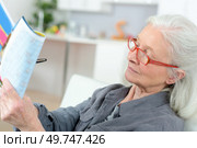 elderly woman answering memory games. Стоковое фото, агентство Ingram Publishing / Фотобанк Лори