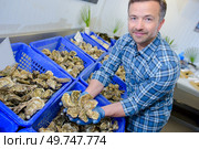 Man holding handful of oysters. Стоковое фото, агентство Ingram Publishing / Фотобанк Лори