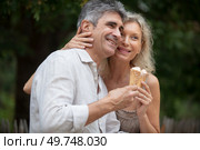 loving senior couple hold ice-creams. Стоковое фото, агентство Ingram Publishing / Фотобанк Лори