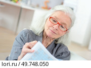 an elderly woman doing puzzles. Стоковое фото, агентство Ingram Publishing / Фотобанк Лори