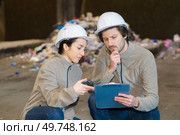 sanitation workers working in recycling plant. Стоковое фото, агентство Ingram Publishing / Фотобанк Лори