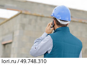 a construction worker with cellphone. Стоковое фото, агентство Ingram Publishing / Фотобанк Лори