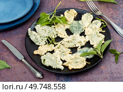 Breaded nettle or battered nettle leaves. Hot spring greens appetizer. Breaded yummy nettle. Стоковое фото, агентство Ingram Publishing / Фотобанк Лори