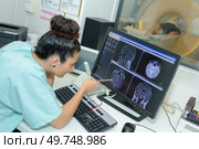 radiologist monitoring the examination. Стоковое фото, агентство Ingram Publishing / Фотобанк Лори