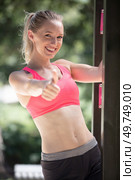 hapy woman showing thumb-up outdoors in the park. Стоковое фото, агентство Ingram Publishing / Фотобанк Лори