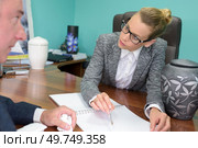 funeral service professional showing contract to client. Стоковое фото, агентство Ingram Publishing / Фотобанк Лори