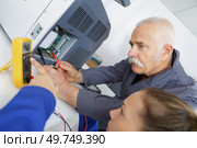 woman using a multimeter during electricity lesson. Стоковое фото, агентство Ingram Publishing / Фотобанк Лори