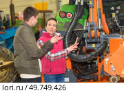 she is renting of a tractor. Стоковое фото, агентство Ingram Publishing / Фотобанк Лори