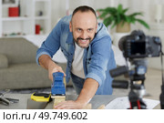 vlogger recording computer repair on camera for vlog blog. Стоковое фото, агентство Ingram Publishing / Фотобанк Лори