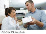 female inspector and male worker. Стоковое фото, агентство Ingram Publishing / Фотобанк Лори