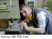 metalworker operating tool machine in manufacturing workshop. Стоковое фото, агентство Ingram Publishing / Фотобанк Лори