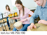 youg girl learning to play the drums. Стоковое фото, агентство Ingram Publishing / Фотобанк Лори