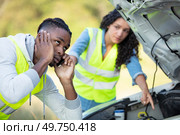 couple after a car breakdown. Стоковое фото, агентство Ingram Publishing / Фотобанк Лори