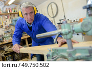 portait of a senior woodworker. Стоковое фото, агентство Ingram Publishing / Фотобанк Лори