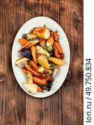 Healthy tasty roasted parsnip root, carrots and garlic.. Baked parsnips on plate. Стоковое фото, агентство Ingram Publishing / Фотобанк Лори