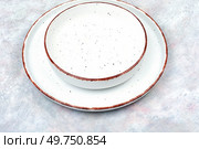 Empty ceramic plates on the table. Card or menu template. Tableware, crockery.. Empty plates on the table, kitchenware. Стоковое фото, агентство Ingram Publishing / Фотобанк Лори