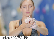 close-up of climbers hands with chalk. Стоковое фото, агентство Ingram Publishing / Фотобанк Лори