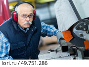 senior worker in factory on the machine. Стоковое фото, агентство Ingram Publishing / Фотобанк Лори