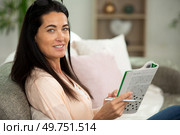 thoughtful woman doing a cryptic crossword puzzle. Стоковое фото, агентство Ingram Publishing / Фотобанк Лори