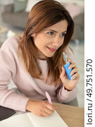 woman smoking e-fag and writing notes. Стоковое фото, агентство Ingram Publishing / Фотобанк Лори
