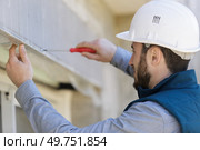 male hand screwing a screw. Стоковое фото, агентство Ingram Publishing / Фотобанк Лори