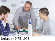 professor assisting a student with studies. Стоковое фото, агентство Ingram Publishing / Фотобанк Лори
