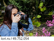 young woman takes pictures of nature near the lake. Стоковое фото, агентство Ingram Publishing / Фотобанк Лори
